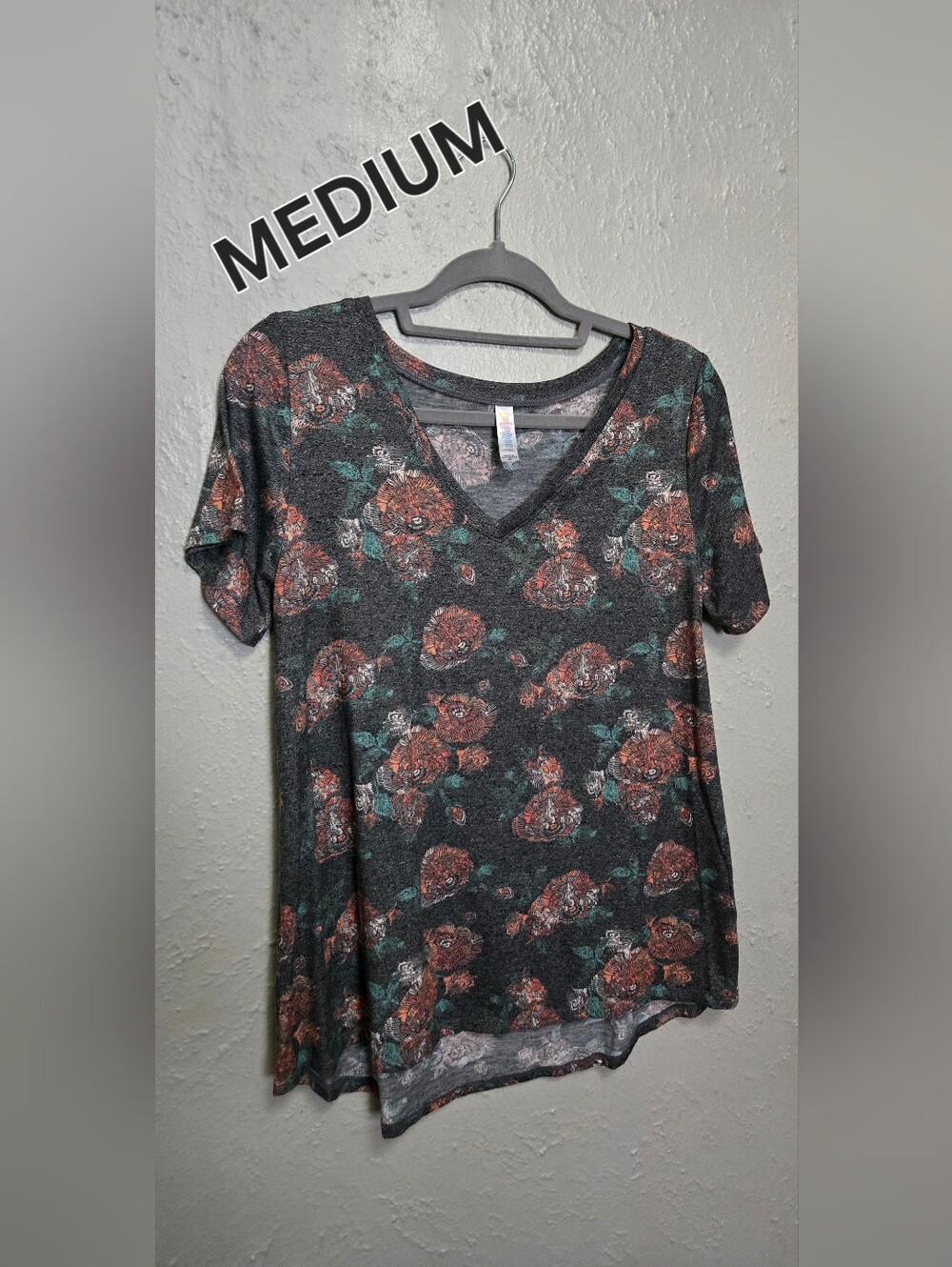 LuLaRoe CHRISTY T Shirt V Neck Red Roses Flowers Size Medium